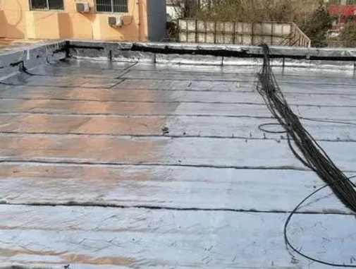 重庆市卫生间漏水维修公司分享下重庆市屋面楼顶防水刚性防水层施工要点。